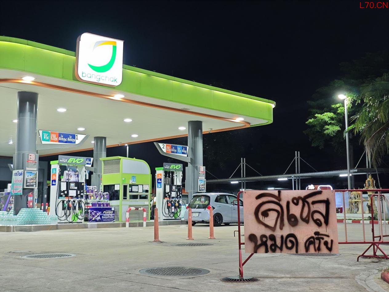 曼谷街头的加油站，挂着“没有柴油”的牌子（图片来源：受访者供图）