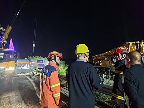液化石油气罐车高速侧翻 湘潭消防15小时无泄漏成功处置