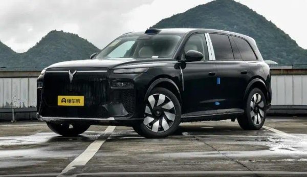 大型插混SUV，长超5米2，7座布局，车长5200mm，配四驱