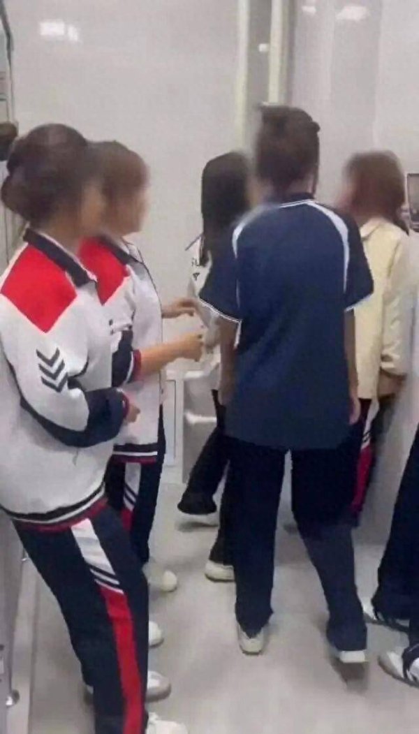 15岁女生遭霸凌，学校将女生和霸凌者一并开除？校方回应