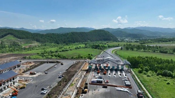 鹤伊高速加紧施工 项目建设有序推进
