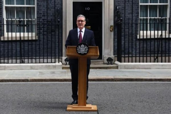 十年七相，英国首相为啥干不过猫？斯塔默做错了啥被逼下台？