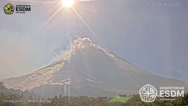 印尼默拉皮火山喷发 火山碎屑流滑行约2000米