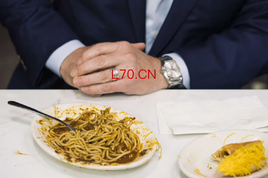 五三银行员工在辛辛那提一家天际线辣椒门店，当地流行把炖肉辣椒浇在意面上 