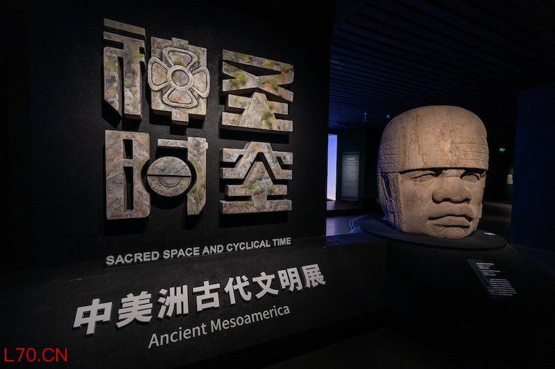 “神圣空间：中美洲古代文明展”始于一颗巨型头像（吴军/拍摄）